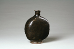 黒釉扁壺（朝鮮時代・15世紀後半～16世紀）高214mm 径168mm